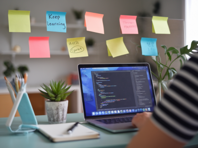Comment développer une routine d'apprentissage pour maîtriser un nouveau logiciel métier rapidement
